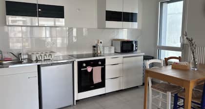 CÎté Parc: Appartement entier neuf, parking intérieur, & au pied du métro à Lyon