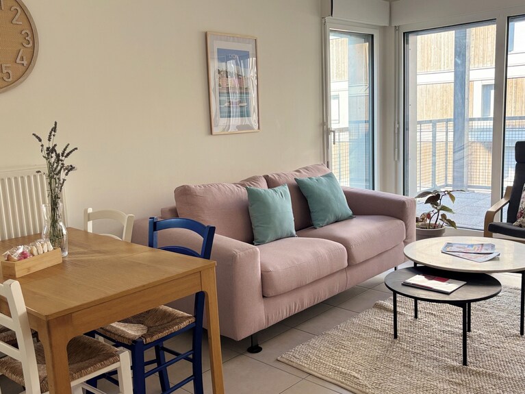 Near The Park: Cozy & New, Indoor Parking, & Right Next To The Metro Station In Lyon - Lyon
