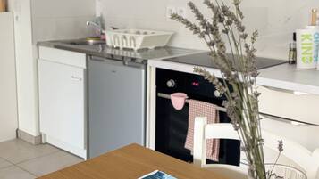 Réfrigérateur, micro-ondes, four, plaque de cuisson