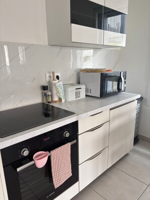 Micro-ondes, four, plaque de cuisson