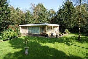 Exterior - Cozy bungalow with large, fenced garden in natural surroundings (Schoonloo)