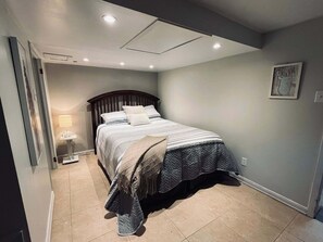 1 slaapkamer, een strijkplank/strijkijzer, internet, beddengoed