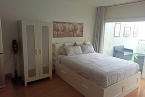1 habitación, tabla de planchar con plancha, wifi gratis y ropa de cama 