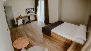 Family Quadruple Room | Minibar, in-room safe, free WiFi, bed sheets