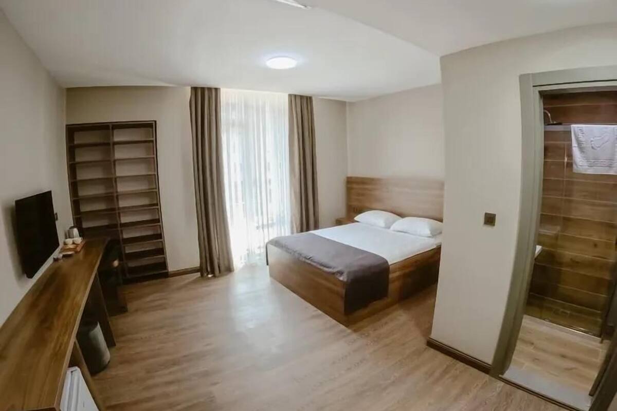 Quarto casal standard | Cofres nos quartos, Wi-Fi de cortesia