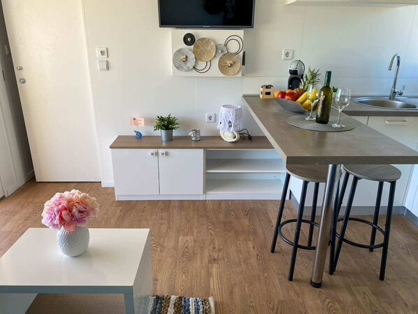 Geladeira, micro-ondas, cooktop, cafeteira/chaleira