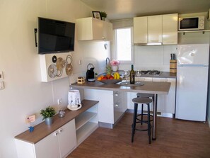 Geladeira, micro-ondas, cooktop, cafeteira/chaleira