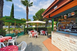 Outdoor dining - Mobile Home at Camping Toscolano in Toscolano Maderno (Toscolano Maderno)
