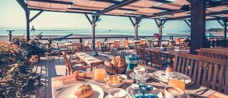 Mobile Home | Outdoor dining