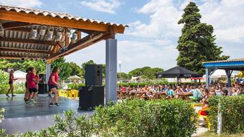 Mobile Home | Outdoor dining