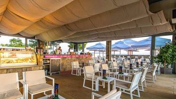 Mobile Home | Outdoor dining