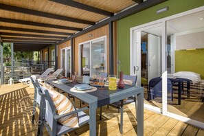 Mobile Home | Outdoor dining - Mobile Home in Pag Near Pebble Beach (Novalja)