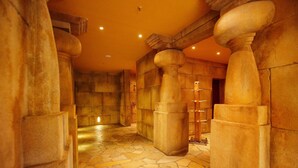 A hallway with stone columns and a mosaic floor. - Mobile Home im Tropical Islands Resort (Halbe)