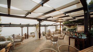 Mobile Home | Outdoor dining