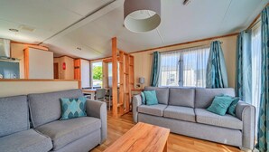 Mobile Home | Living room - 2 Bedroom Mobile Home in Wimborne, No Deposit (Wimborne)
