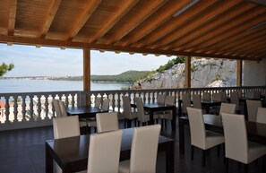 Outdoor dining - Mobile Home With Private Covered Terrace (Pakostane)