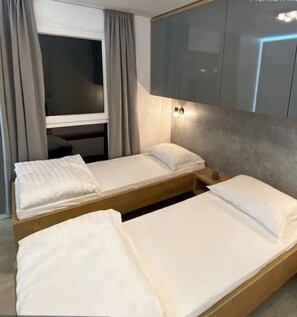 Classic Mobile Home, 3 Bedrooms | 2 bilik tidur, dilengkapkan perabot secara berasingan 