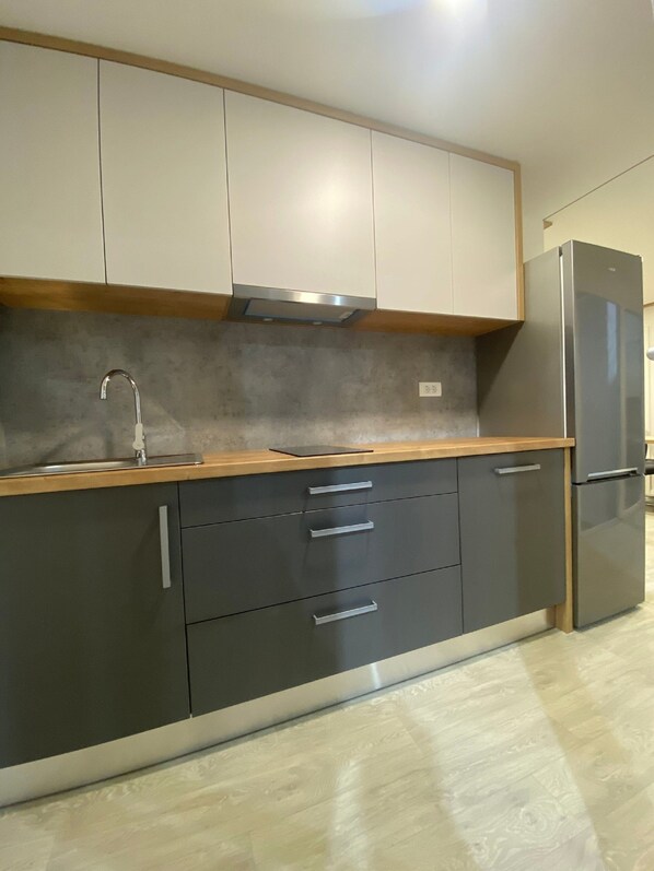 Classic Mobile Home, 3 Bedrooms | Private kitchen | Fridge, microwave, dishwasher, coffee/tea maker