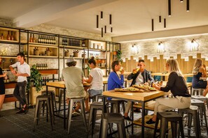 Mobile Home | Tempat makan