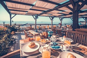 Mobile Home | Outdoor dining