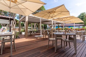 Outdoor dining - Lodge in Jesolo Mare Family Village (Jesolo)