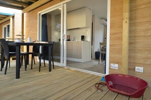 Outdoor dining - Mobile Home With Whirlpool in Paddenghe Sulgarda (Padenghe sul Garda)