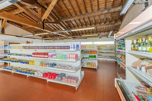 Gift shop - The Garda Village Caravan Park, Sirmione (Sirmione)