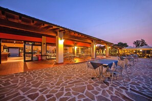 Outdoor dining - The Garda Village Caravan Park, Sirmione (Sirmione)