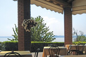 Outdoor dining - Mobile Home in Moniga del Garda With-formerly TUI Ferienhaus (Moniga del Garda)