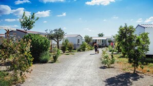 A gravel path leading to mobile homes with a clear sky. - Mobile Home Prestige With air Conditioning (Sérignan)