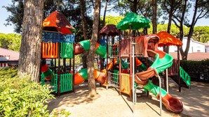 A playground with slides and climbing structures. - Chalet in Jesolo Mare Family Village (Jesolo)