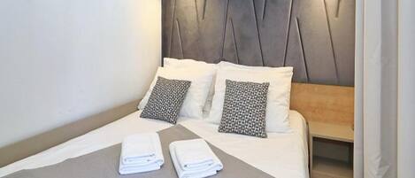 Mobile Home | 2 bedrooms, individually furnished