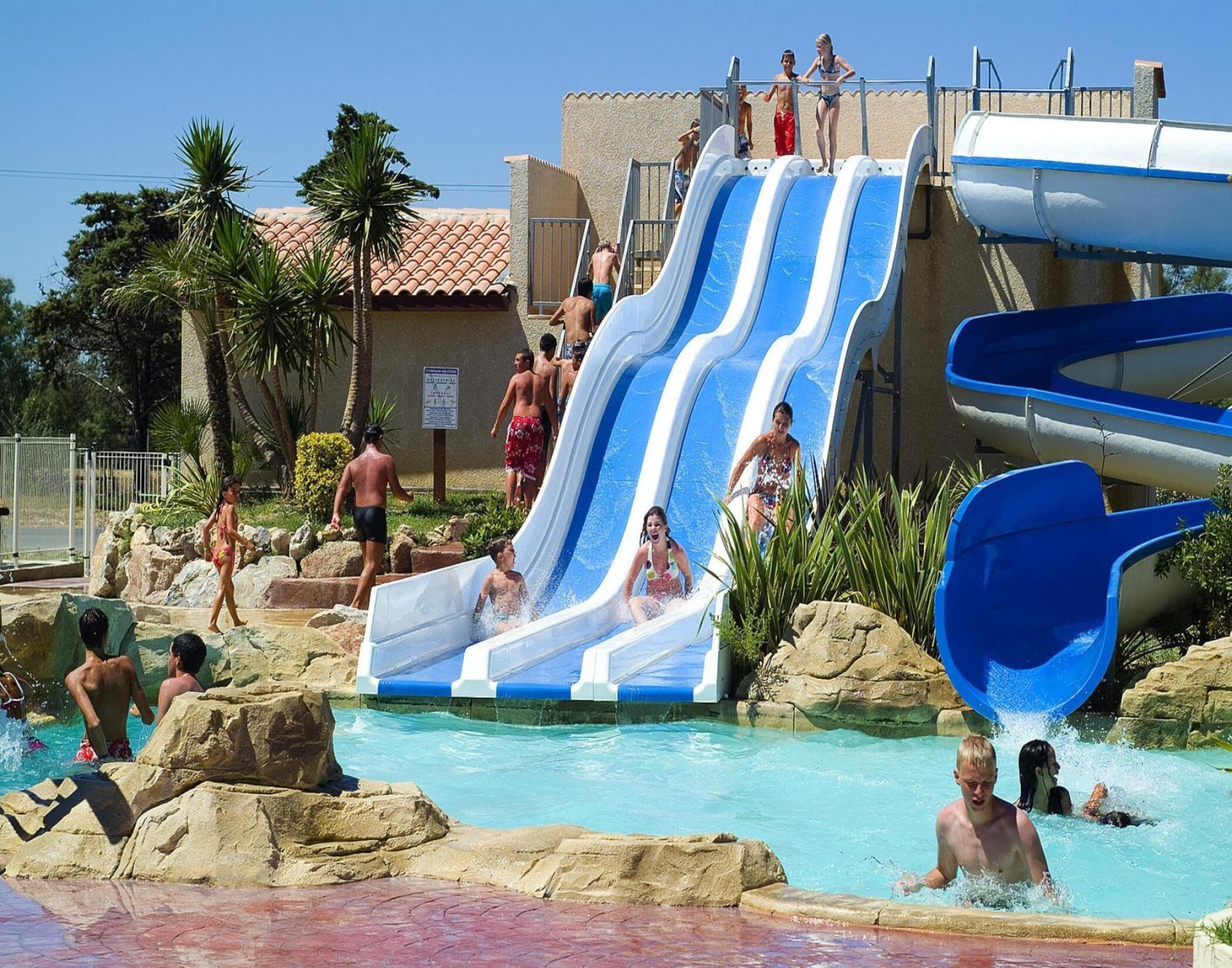 Ein Wasserpark mit mehreren Rutschen und einem Poolbereich.