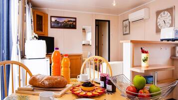 Mobile Home | Dining