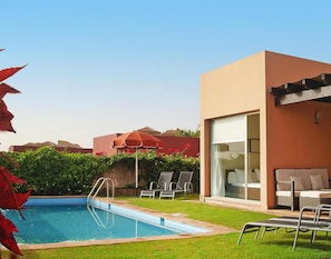 Trailer | Piscina | Piscina interna, piscina externa