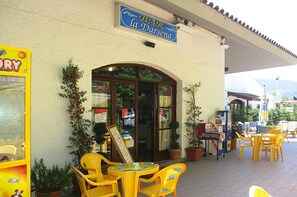 Mobile Home | Outdoor dining