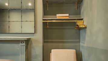 Luxury-Apartment, Klimaanlage, Stadtblick | Verdunkelungsvorhänge, schallisolierte Zimmer, Bügeleisen/Bügelbrett