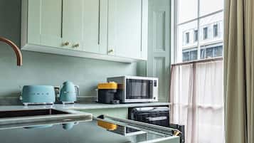 Departamento de lujo, aire acondicionado, vista a la ciudad | Cocina privada | Refrigerador