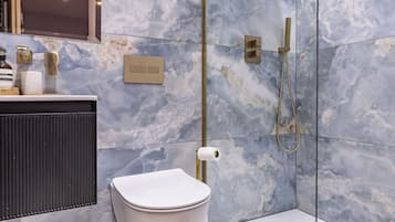 Leilighet – exclusive, aircondition, byutsikt | Bad | Dusj, toalettartikler (inkludert), hårføner og tøfler