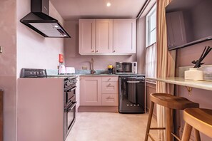 Exclusive-Apartment, Klimaanlage, Stadtblick | Frühstücksbereich | Tägliches nach Wunsch zubereitetes Frühstück gegen Gebühr