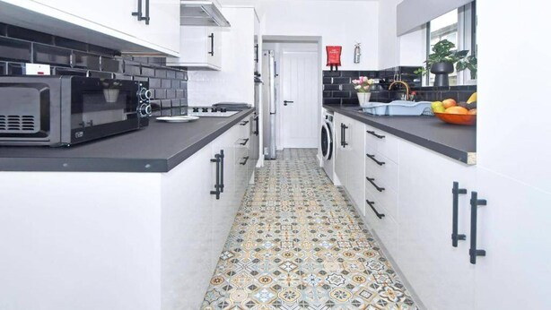 Lemari es, microwave, oven, dan kompor