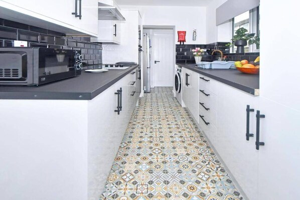 Réfrigérateur, micro-ondes, four, plaque de cuisson