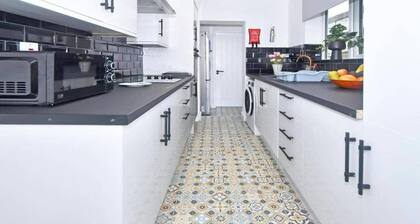 Stylish 3bedroom Near Stoke-on-trent Hospital