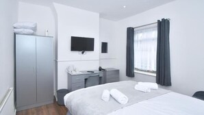 3 kamar tidur, setrika/meja setrika, Wi-Fi gratis, dan seprai linen