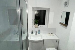 Een douche, een haardroger, handdoeken