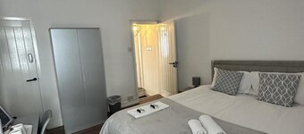 Spacious Home Sleeps 6 With Parking
