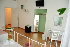 Kamar Quadruple, balkon, pemandangan kota | Minibar, meja kerja, ruang kerja ramah laptop, dan Wi-Fi gratis