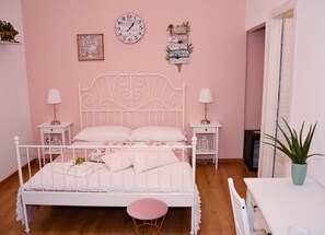 ダブルルーム コートヤードビュー | デスク、ノートパソコン用作業スペース、WiFi (無料)