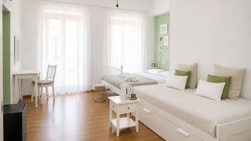Vierbettzimmer, Balkon, Stadtblick | Minibar, Schreibtisch, laptopgeeigneter Arbeitsplatz, kostenloses WLAN