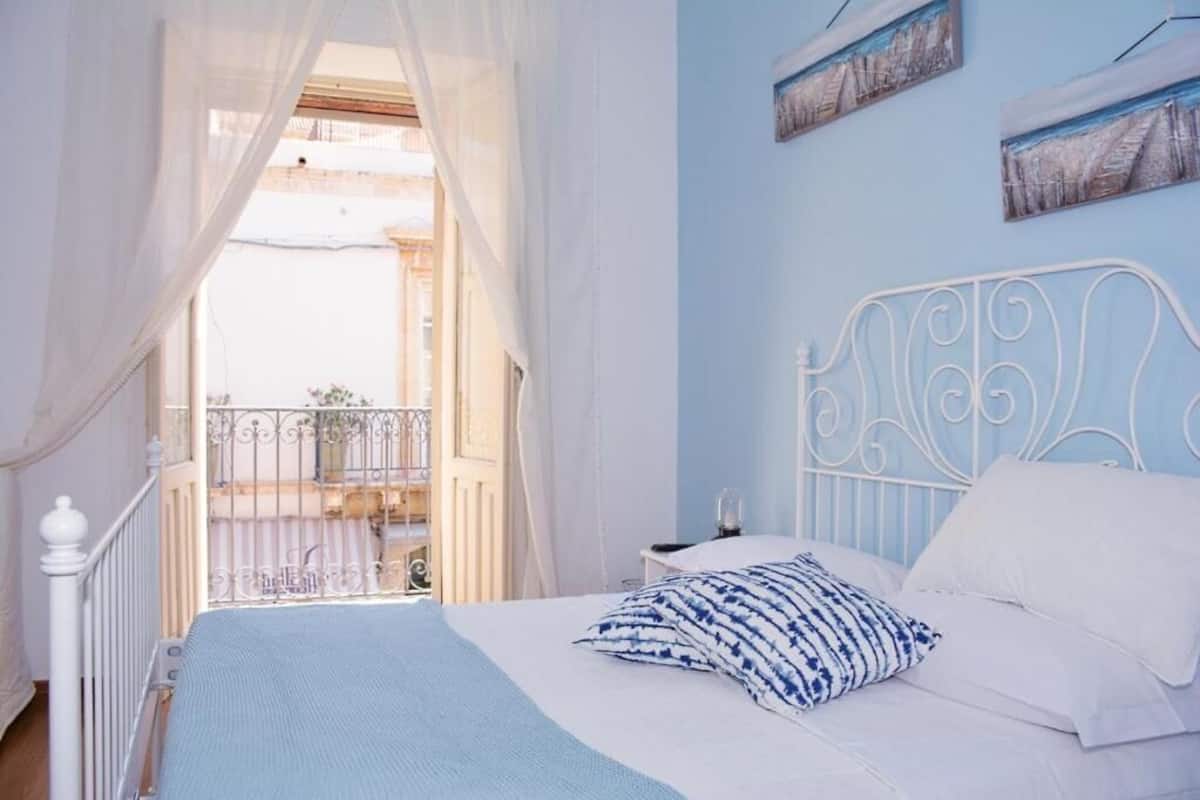 Habitació triple, vistes a la ciutat | Escriptori, espai de treball apte per a portàtils i wifi gratuïta